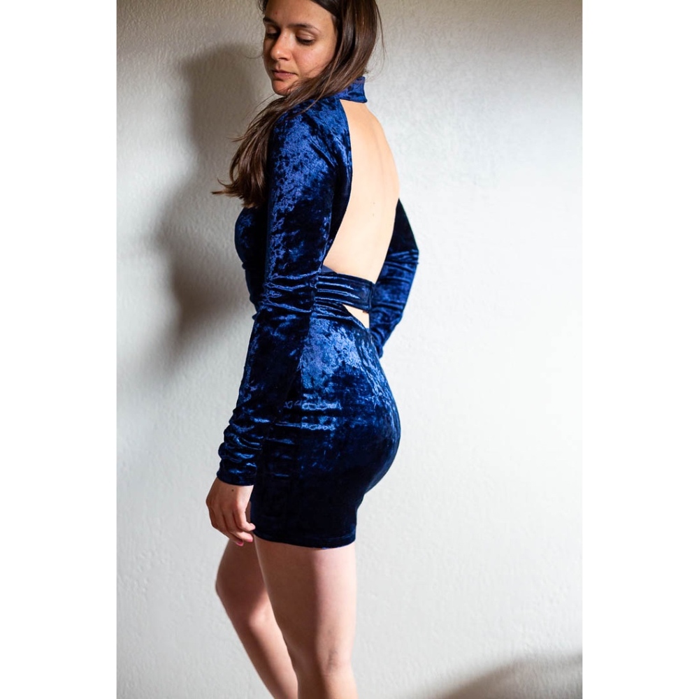 Blue Crushed Velvet Bodycon dress with open back - Picture 4 of 8